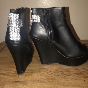 Black cross back wedges